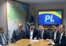 Mendonça Filho se filia ao PL ao lado de Flávio Bolsonaro